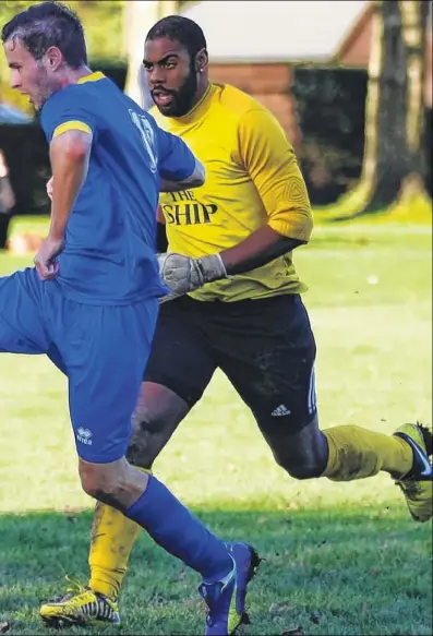  ?? Pictures: Matt Bristow FM3489514, above; FM3489470 ?? Tenterden Town
drive forward against Sutton Athletic Reserves during Saturday’s
2-2 draw