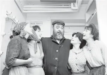  ?? COURTESY OF ROADSIDE ATTRACTION­S AND SAMUEL GOLDWYN FILMS ?? From left, Maria Karnilova, Tanya Everett, Zero Mostel, Julia Migenes and Joanna Merlin backstage on opening night on Sept. 22, 1964.