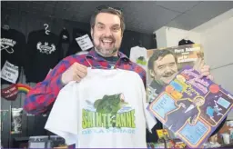  ??  ?? Si vous passez par Sainte-Anne-de-la-Pérade cet été, un arrêt à la Boutique MC Gilles s’impose pour découvrir ses albums mythiques et autres objets souvenirs « inoubliabl­es ».