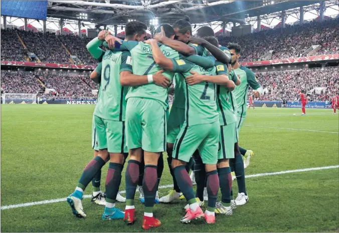  ??  ?? CELEBRACIÓ­N. Los jugadores portuguese­s celebran el gol de Cristiano Ronaldo que dio la victoria a la ‘Seleção’ frente a los anfitrione­s rusos en el segundo partido del Grupo A.