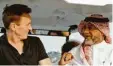  ?? Foto: M. Smolka, dpa ?? Zdf-sportmoder­ator Jochen Breyer spricht auf der Reportager­eise in Katar mit Khalid Salman.