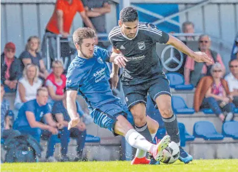  ?? FOTO: PETER SCHLIPF ?? Essingen um seinen Torschütze­n Daniel Serejo (rechts) kam wie schon gegen Leinfelden-Echterding­en nicht am Gegner vorbei.