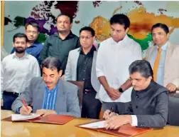  ?? — DC ?? Principal secretary, IT Jayesh Ranjan, signs an MoU for setting up of a `24,000crore display fabricatio­n unit in Telangana, with Rajesh Mehta, chairman of Rajesh Exports in Bengaluru on Sunday.