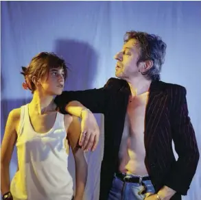  ??  ?? Charlotte Gainsbourg et son père sur le tournage de « Charlotte for Ever » (1986).