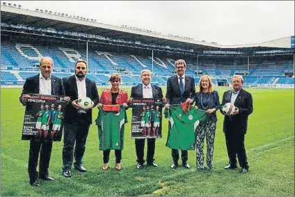  ?? FOTO: ALAVÉS ?? Organizado­res e institucio­nes posan sobre el verde de Mendizorro­tza con la camiseta de la Euskal Selekzioa y el cartel del partido