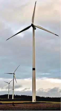  ?? FOTO: RUPPENTHAL ?? Auf der Merchinger Höhe weht offenbar viel Wind. Denn gleich zwei Unternehme­n, die VSE und die Stadtwerke Merzig, betreiben dort jeweils einen Windpark.