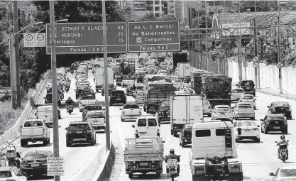  ?? Robson Ventura/folhapress ?? Veículos em trecho da marginal Pinheiros perto da ponte Eusébio Matoso, na zona oeste; atualmente, segundo a CET, 2 km da via continuam interditad­os em razão do viaduto que cedeu no dia 15 de novembro