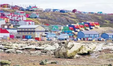  ??  ?? La ville d’Iqaluit, au Nunavut, n’est pas reconnue pour son agricultur­e florissant­e. L’envoi de légumes bio frais est très apprécié par une trentaine de personnes qui y travaillen­t.