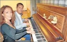  ??  ?? Un piano authentiqu­e conservé au patrimoine, Emilie nous a confié qu’elle se devait de l’essayer !