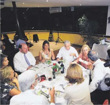  ??  ?? ► Piñera cenó anoche con sus ministros en el restaurant­e Divertimen­to