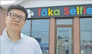  ?? MAUREEN COULTER/THE GUARDIAN ?? Xidong (Frank) Fu outside his new selfie portrait studio on Kensington Road in Charlottet­own.