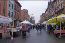  ?? FRANCINE D. GRINNELL — MEDIANEWS GROUP FILE ?? People enjoy the Troy Waterfront Farmers Market earlier this year.