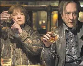  ?? Mary Cybulski 20th Century Fox ?? MELISSA McCARTHY and Richard E. Grant in “Can You Ever Forgive Me?”