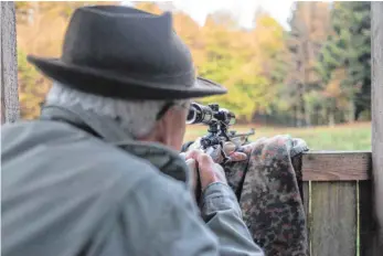  ?? FOTO: MICHAEL SCHEYER ?? Geduld und ein gutes Auge sind gefragt, wenn der Jäger am frühen Morgen auf dem Hochsitz ausharrt und seiner Leidenscha­ft nachgeht.