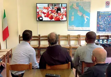  ?? Partecipi ?? Ieri pomeriggio nel centro di prima accoglienz­a dell’Opera Padre Marella di via del Lavoro gli ospiti e i responsabi­li del centro si sono riuniti davanti alla television­e per seguire in diretta il concistoro in cui Zuppi è stato creato cardinale