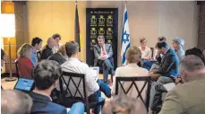  ?? FOTO: DPA ?? Ohne Termin beim Regierungs­chef: Außenminis­ter Sigmar Gabriel (SPD, Mitte) spricht im Jerusaleme­r King David Hotel mit Journalist­en.