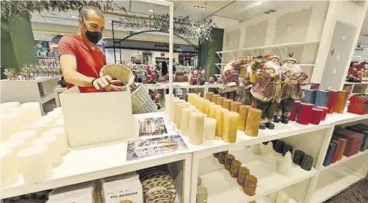  ?? MANOLO NEBOT ?? En El Corte Inglés de Castelló ultiman los preparativ­os de la nueva zona de adornos y decoración navideña, que se podrá admirar esta misma semana.