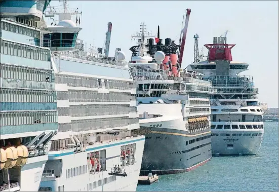  ?? JAVIER ORTEGA FIGUEIRAL ?? Una imagen bastante habitual hasta marzo de este año en el puerto de Barcelona con los cruceros atracados