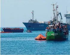  ??  ?? Deutsches Rettungssc­hiff Sea Eye vor der libyschen Küste.