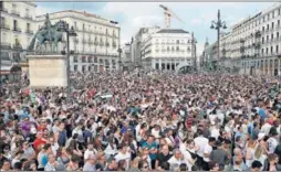  ??  ?? LLENO. La Puerta del Sol recibió al equipo sin un hueco libre.