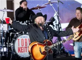  ?? ?? En el 2017, Toby Keith se presentó para Donald Trump, expresiden­te de Estados Unidos, en el Lincoln Memorial de Washington. AfP