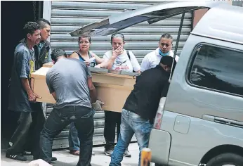  ?? FOTO: EL HERALDO ?? Los familiares del joven Allan Javier García, empleado de la cantina, llegaron a retirar el cuerpo.