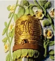  ??  ?? Der goldene Bienenkorb mit den Initia len „JMM“bleibt an der Hausecke des einstigen Miller´schen Kerzengesc­häfts Auf dem Kreuz als Erinnerung erhalten.