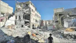  ?? NYT/FILE ?? A boy walks through the devastated Kraytar neighbourh­ood of Aden, Yemen.