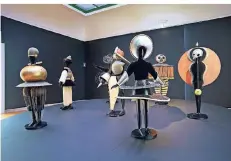  ?? FOTO: STAATSGALE­RIE STUTTGART ?? Das sind die einzigen erhaltenen Original-Figurinen von Oskar Schlemmer. Sie waren bei der Uraufführu­ng 1922 in Stuttgart zu sehen.