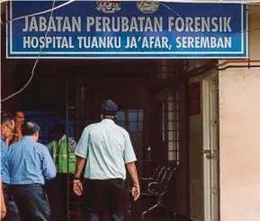  ?? [Foto EPA] ?? Pasukan patologi dari Hospital Kuala Lumpur tiba di Bahagian Forensik Hospital Tuanku Jaafar untuk melakukan siasatan ke atas mayat Nora Anne.