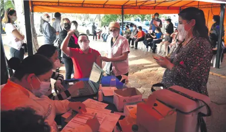  ??  ?? Jóvenes miembros de la Asidown pudieron acceder la semana pasada a una vacuna contra el covid mediante un amparo judicial.