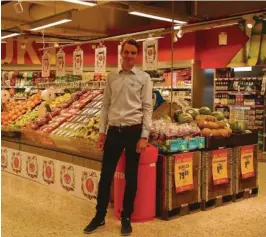  ??  ?? COOP EXTRA: Distriktss­jef, Kristian Hennig, viser vareutvalg­et.