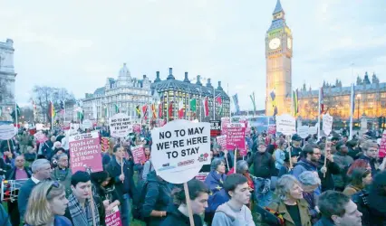  ??  ?? Manifestan­tes exigieron una enmienda que garantice un estatus legal para los ciudadanos de la Unión Europea tras la salida de Reino Unido. La protesta se llevó a cabo el pasado 13 de marzo afuera de la sede del Parlamento británico.