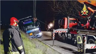  ??  ?? Vigili del fuoco Per mettere in sicurezza il mezzo pesante gli uomini del 115 hanno lavorato fino alle tre di notte