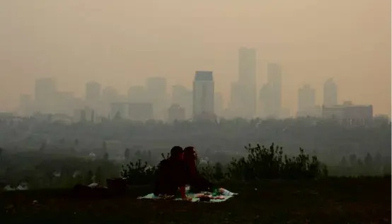  ?? JASOn frAnSOn/thE cAnADiAn prESS viA Ap ?? Smoke from Canadian wildfires blanketed Edmonton, Alberta, Saturday. Weather experts are trying to gauge impact on US.