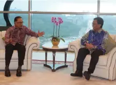  ?? Photo Bernama ?? Anwar (left) gestures during his meeting with Shafie in Putrajaya. —