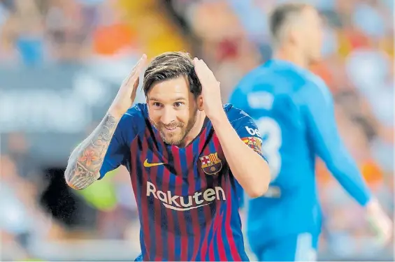  ?? REUTERS ?? Solo no puede. Lionel Messi festeja su gol, el del empate. Lleva seis en esta edición de la Liga, pero su equipo no conforma.
