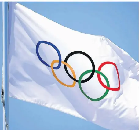  ?? FOTO: MIKE EGERTON/DPA ?? Ob die Flagge mit den olympische­n Ringen in absehbarer Zeit auch wieder in Deutschlan­d wehen könnte, will der Deutsche Olympische Sportbund in den nächsten zwei Jahren herausfind­en.