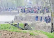  ?? WASEEM ANDRABI /HT PHOTO ?? Soldiers take up positions even as protesters gather at Chadoora in Kashmir’s Budgam district on Tuesday.