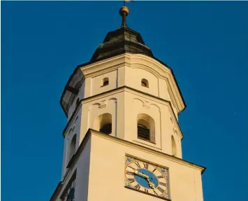  ?? Archivbild: Beier ?? Die Kirche St. Andreas ist ein Blickfang in Babenhause­n. Der Kirchturm ragt über die Marktgemei­nde und bildet ein Ensemble mit dem Fuggerschl­oss.