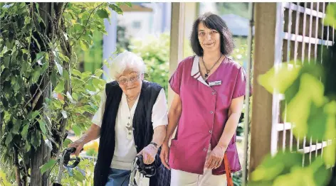  ?? RP-ARCHIVFOTO: STEPHAN KÖHLEN ?? Pflegekräf­te werden in vielen Seniorenei­nrichtunge­n gesucht.