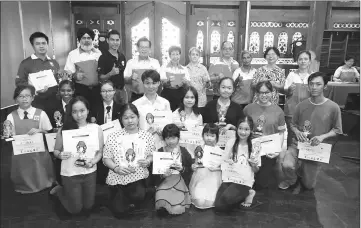  ??  ?? Lee (standing fourth left) flanked by Iqbal and Judy poses with other organising committee members and winners of the WOD Miri 2017 competitio­n.