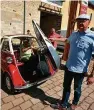  ??  ?? Orga-Chef Volker Heerdegen hält, ganz Gentleman, Silke Eschert aus Erfurt die Tür ihrer BMW-Isetta auf.