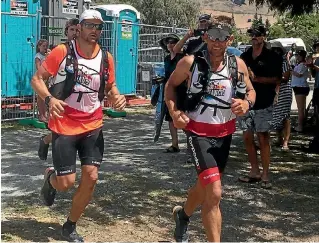  ?? MARJORIE COOK ?? Richie McCaw runs to the finish line with Bob McLachlan