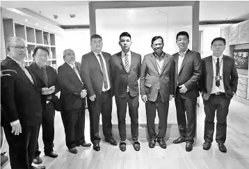  ??  ?? Ahmad Shabery (third right) with Rimbunan Hijau director Dato Robin Wong (second left), Fusido Holding Group Co Ltd chairman Xin En Chen (fifth left), and Regal Internatio­nal Group executive chairman and CEO Dominic Su (right) and others pose for a...