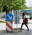  ?? Symbolfoto: Marcus Merk ?? Verkehrsin­seln sollen in Thierhaupt­en dafür sorgen, dass Autofahrer vom Gas gehen.