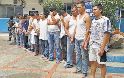  ??  ?? In fraganti. Nahúm Heriberto Reyes Saldaña (primero de derecha a izquierda) manifestó ser trabajador del CAM de Metapán. Fue detenido junto con otros dos hombres en una gasolinera, luego de cometer un asalto. Vigilaban durante varios minutos a sus víctimas.