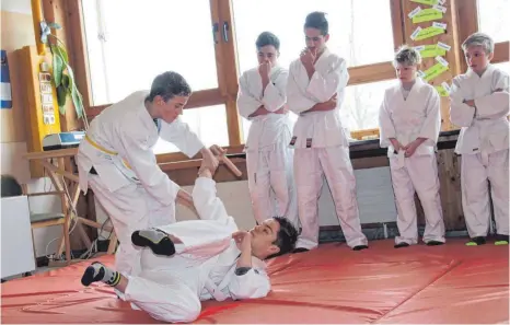  ?? FOTO: GISELA SGIER ?? Die Schüler der Jiu Jitsu AG zeigen am Samstag beim Tag der offenen Tür an der Eichwaldsc­hule in Aichstette­n ihr Können.