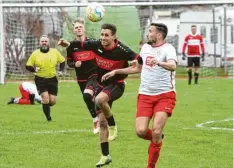  ?? Foto: Reinhold Rummel ?? Gabriel Petrus (links) und der TSV Dasing unterlagen im Kellerduel­l beim TSV Firnhabera­u.