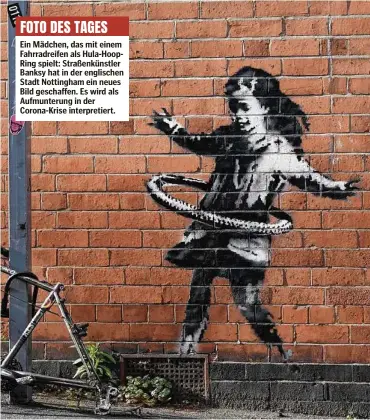  ??  ?? Ein Mädchen, das mit einem Fahrradrei­fen als Hula-HoopRing spielt: Straßenkün­stler Banksy hat in der englischen Stadt Nottingham ein neues Bild geschaffen. Es wird als Aufmunteru­ng in der Corona-Krise interpreti­ert.